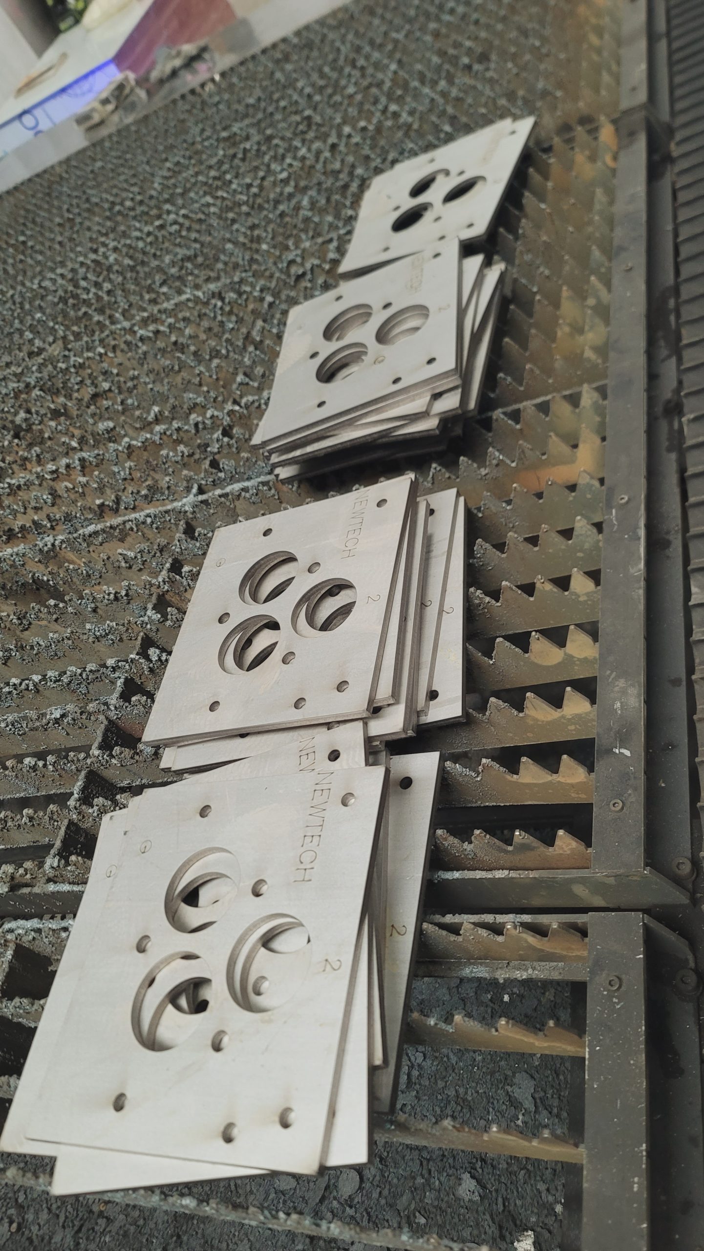 Vì sao nhiều khách hàng chọn cắt laser CNC thép lấy liền?