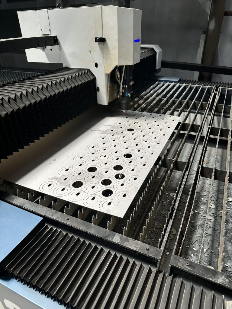 Cắt laser CNC thép số lượng lớn